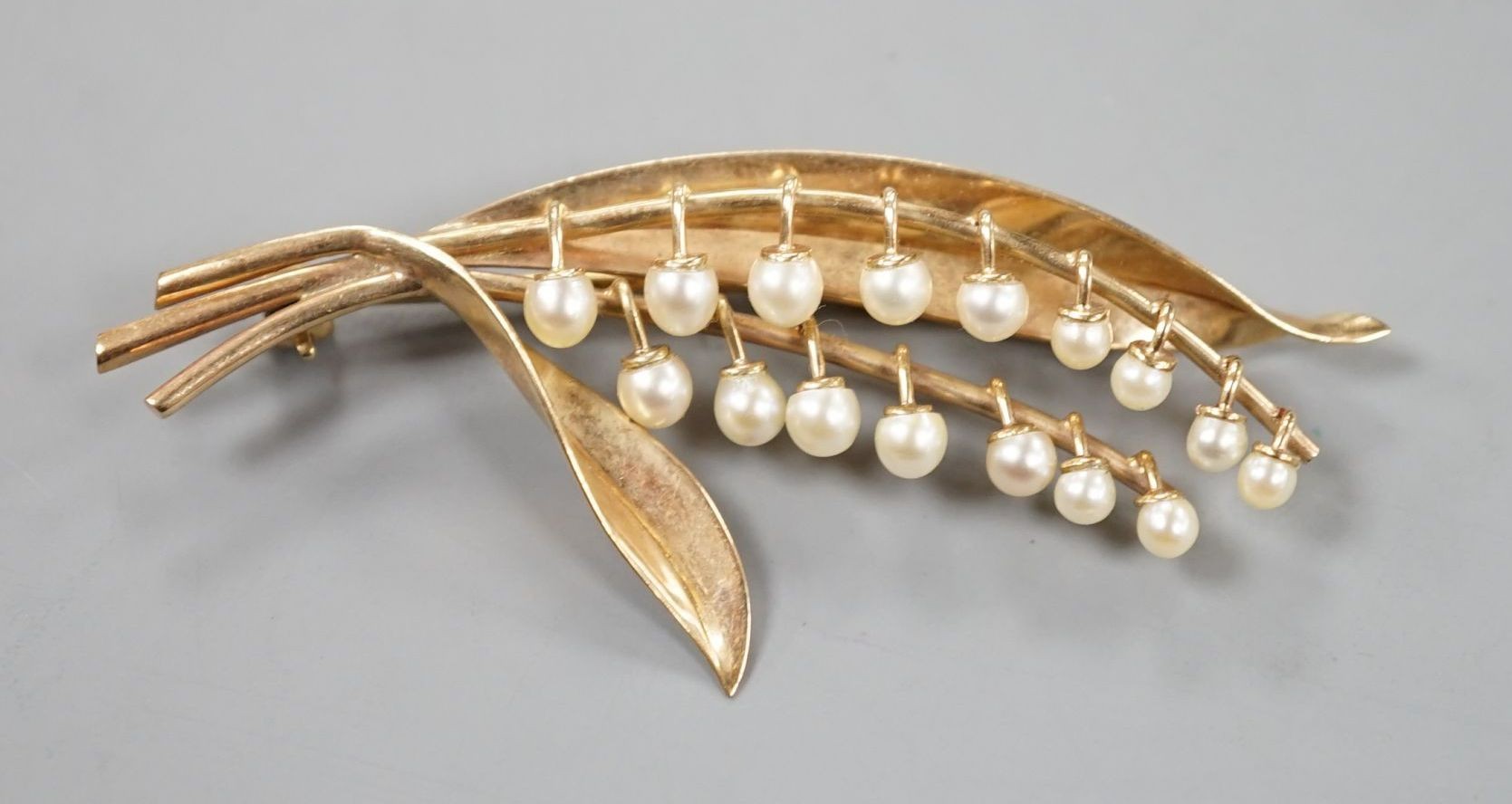 A modern 9ct gold and cultured pearl set spray brooch, 6cm, gross weight 6.7 grams.